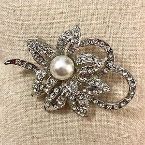 Elegant Pearl Flower Fashion Brooch Pin